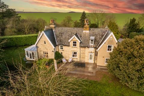 5 bed property, in Jacksons Lane, £700,000