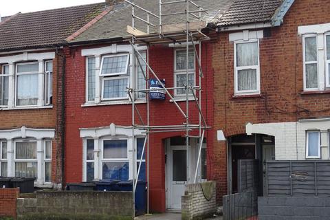 2 bed property, in Western Road, £305,000