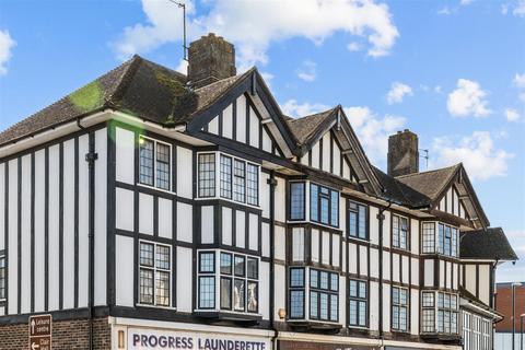 3 bed property, in Commercial Square, £325,000