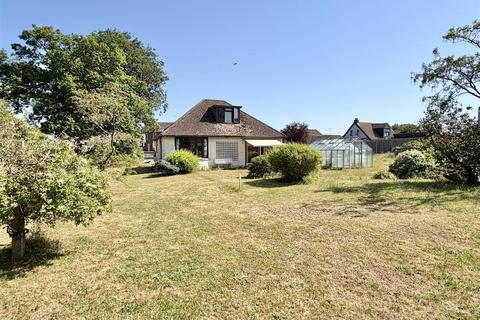 3 bed property, in Bay Close, £450,000