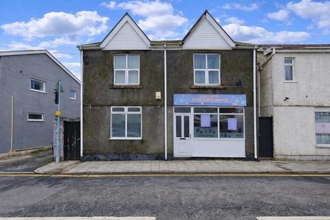1 bed property, in Commercial Road, £110,000