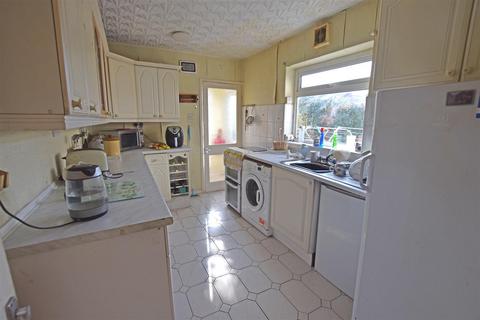 3 bed property, in Pen-Y-Bryn Road, £300,000