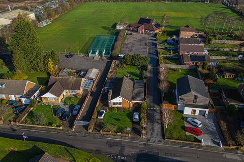 3 bed property, in Carr Lane, £325,000