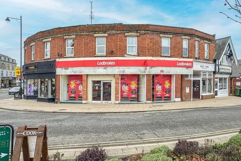 1 bed property, in High Street, £100,000