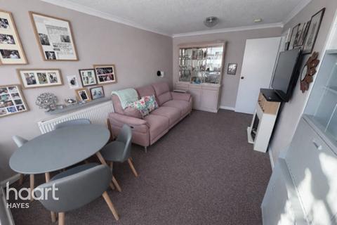 1 bed property, in Lych Gate Walk, £225,000