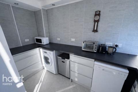 1 bed property, in Lych Gate Walk, £225,000