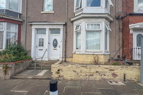 2 bed property, in Reading Road, £70,000