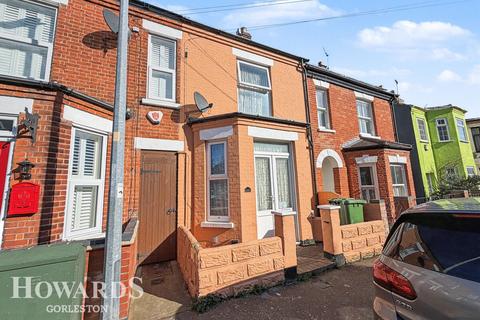 3 bed property, in Upper Cliff Road, £220,000