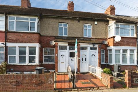 3 bed property, in Perrymans Farm Road, £260,000