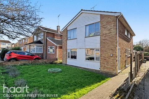 2 bed property, in Havering Close, £180,000