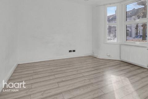 3 bed property, in Sixth Avenue, £475,000
