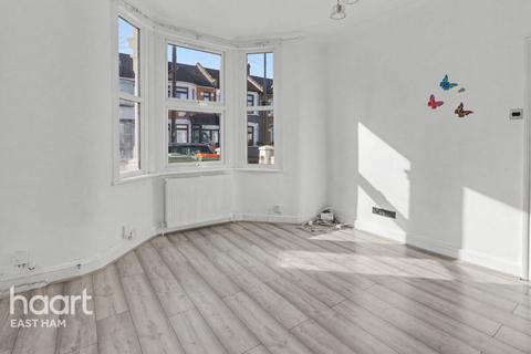 3 bed property, in Sixth Avenue, £475,000