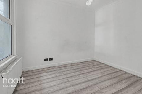 3 bed property, in Sixth Avenue, £475,000
