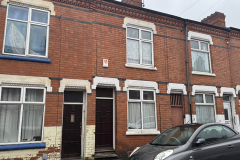 2 bed property, in Kingston Road, £180,000