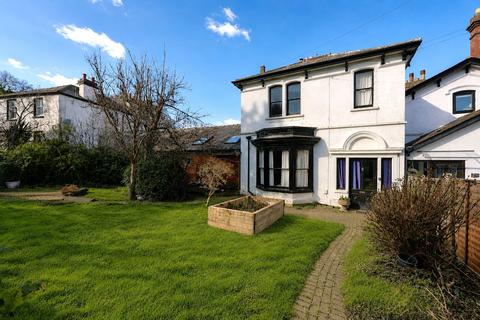 4 bed property, in Newtown Road, £295,000