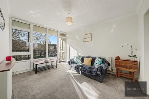 3 bed property, in Heather Close, £350,000