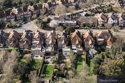 3 bed property, in Exeter Road, £900,000