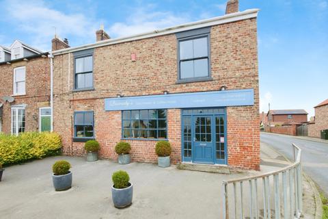 4 bed property, in The Square, £450,000