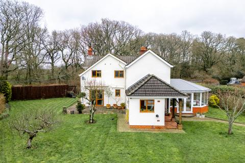 4 bed property, in Cranborne, £735,000