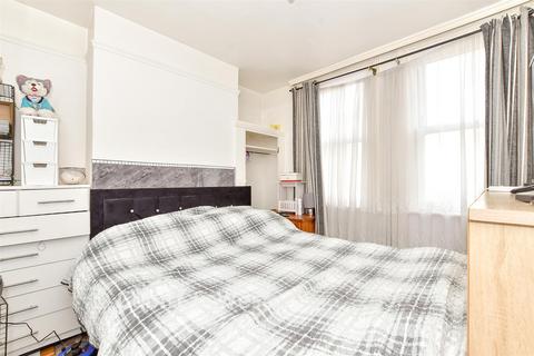 1 bed property, in Marine Drive West, £125,000