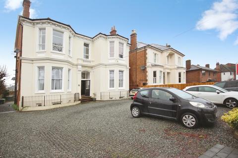 2 bed property, in Lillington Road, £200,000