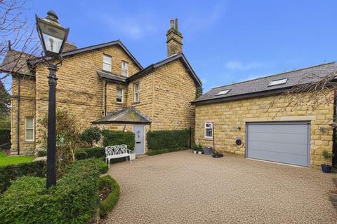 4 bed property, in Mount Crescent, £740,000