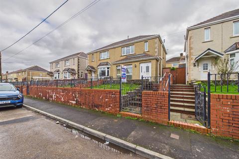 3 bed property, in Hillfield Villas, £169,950