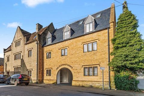 2 bed property, in New Road, £225,000