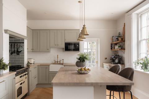 4 bed property, in Piccotts End, £1,150,000
