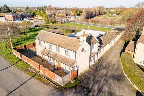 4 bed property, in Main Road, £300,000