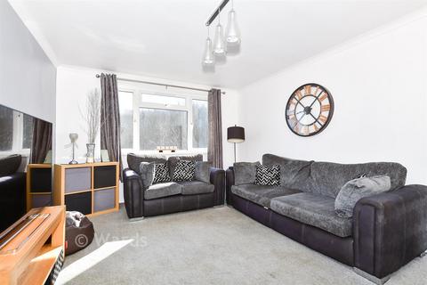 2 bed property, in Sandling Lane, £170,000