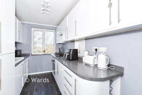 2 bed property, in Sandling Lane, £180,000