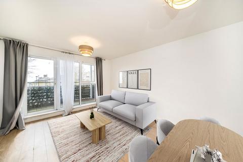 2 bed property, in Charlton Road, £300,000