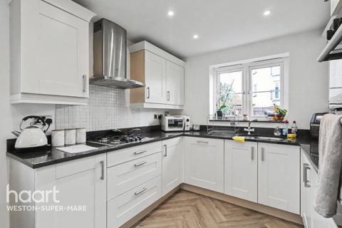 4 bed property, in Turnock Gardens, £375,000