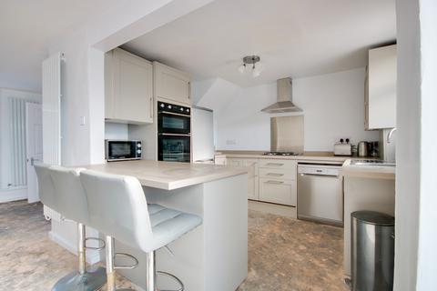 3 bed property, in SHOLING! NO FORWARD CHAIN! SOUTH-WESTERLY ASPECT GARDEN!, £230,000