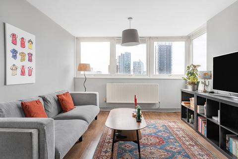 2 bed property, in Charles Gardner Court, £475,000