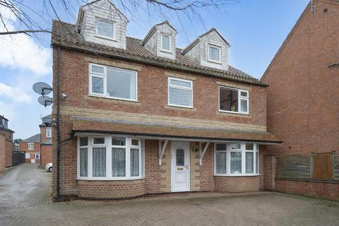 2 bed property, in Millfield Lane, £200,000