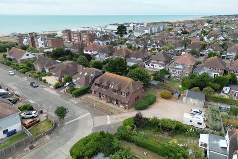 1 bed property, in Hangleton Court, £170,000
