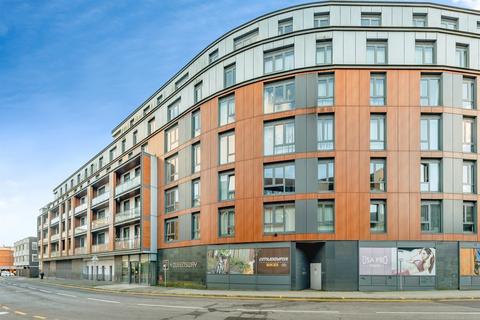 2 bed property, in Queensway, £200,000
