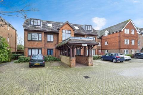 1 bed property, in Bonehurst Road, £185,000