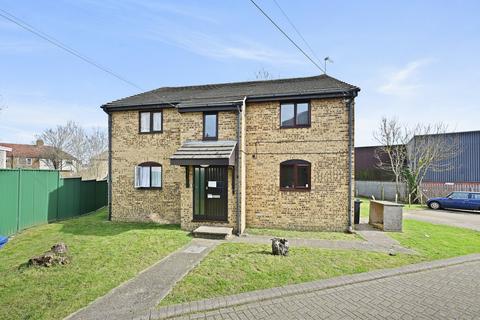 1 bed property, in Lynn Close, £290,000