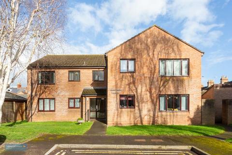 2 bed property, in Priory Court, £139,950