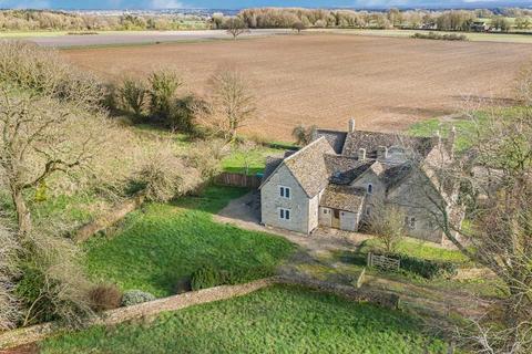 5 bed property, in Nesley, £880,000