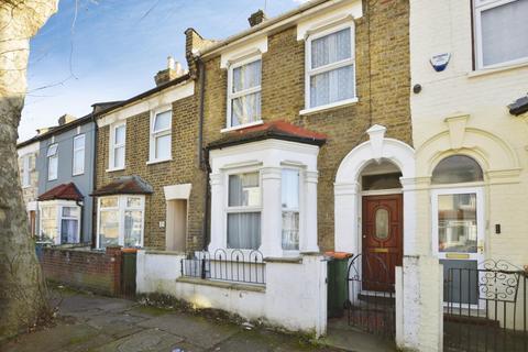 3 bed property, in Oakfield Road, £450,000