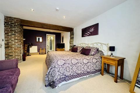 5 bed property, in Gosport Street, £475,000