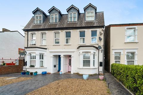 2 bed property, in Park View Road, £300,000