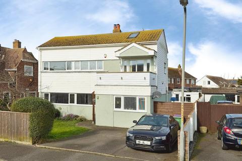 3 bed property, in Brockman Crescent, £450,000