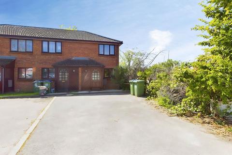 2 bed property, in Hardy Close, £230,000