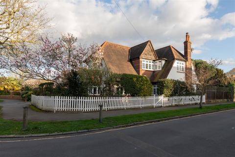 4 bed property, in The Close, £1,400,000