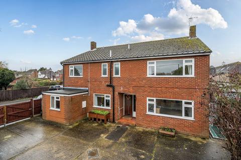 10 bed property, in Station Road, £700,000
